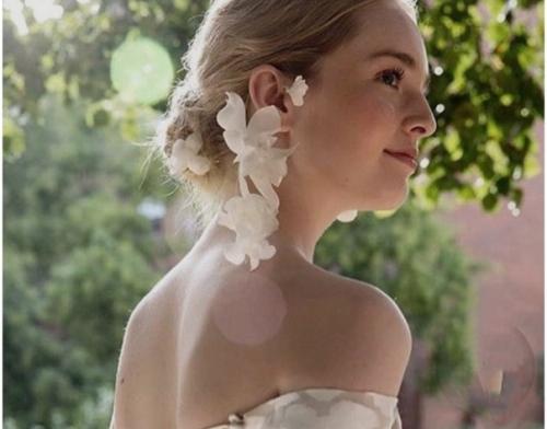 Один из трендов сезона - свадебные цветы в волосах. 01