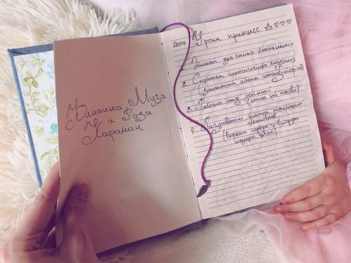 Книги ведь можно не только читать, они ещё и осанку королевскую формируют! 02 Книги ведь можно не только читать, они ещё и осанку королевскую формируют! 02