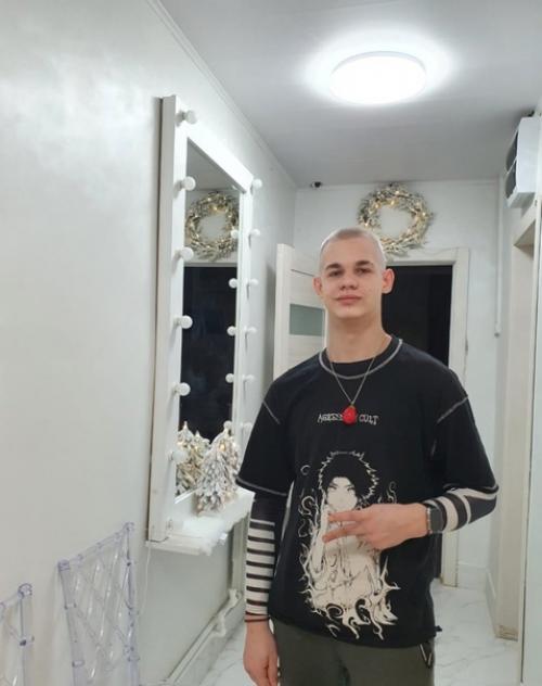 Мужской образ сочетающий в себе осветленные волосы и короткую стрижку Ежик (Buzz cut) - это выразительное и модное соединение. 03