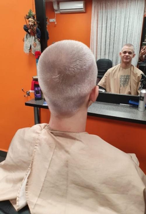 Мужской образ сочетающий в себе осветленные волосы и короткую стрижку Ежик (Buzz cut) - это выразительное и модное соединение. 02