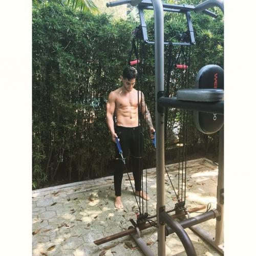 Вы говорите, что он похож на педика, блин вы серьезно? 06