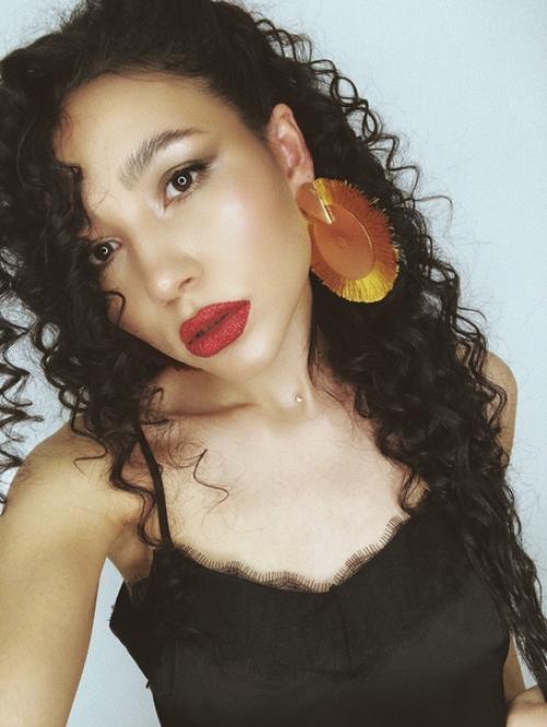 Такие кудри для фотосессии легко в разные прически перевоплощаются! 01