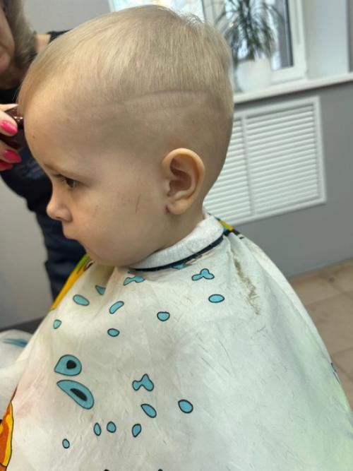 Когда Сёмка только родился, я мечтала, как буду водить его куда нибудь в салон на модные стрижки, делать эти стрелочки на висках. 01