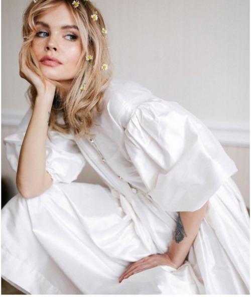 Один из трендов сезона - свадебные цветы в волосах. 02