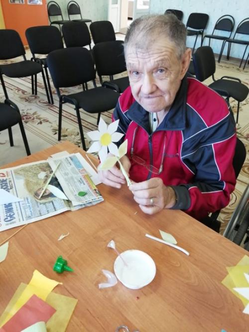 Наши бабушки и дедушки готовятся к 8 марта вместе. 03 Наши бабушки и дедушки готовятся к 8 марта вместе. 03