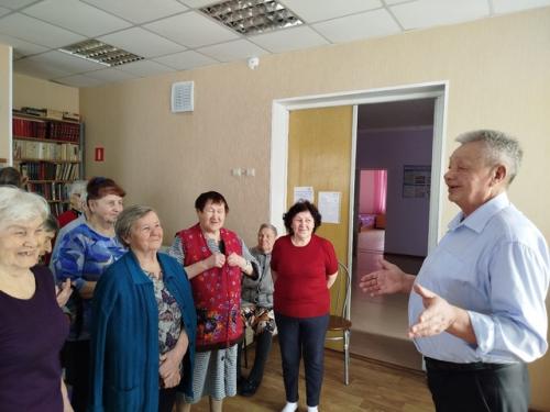 В прекрасный весенний день поздравляли с праздником отдыхающих социального центра. 02