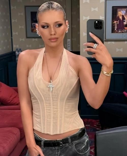 28-Летняя певица Люся чеботина провела фотосессию в знакомом многим телезрителям интерьере. 01