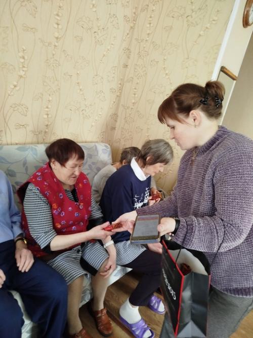 В прекрасный весенний день поздравляли с праздником отдыхающих социального центра. 01