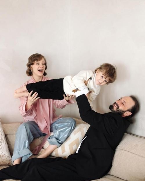 Галина Сергеевна позировала в фотосессии с сыном Львом и мужем Ильей авербухом. 01