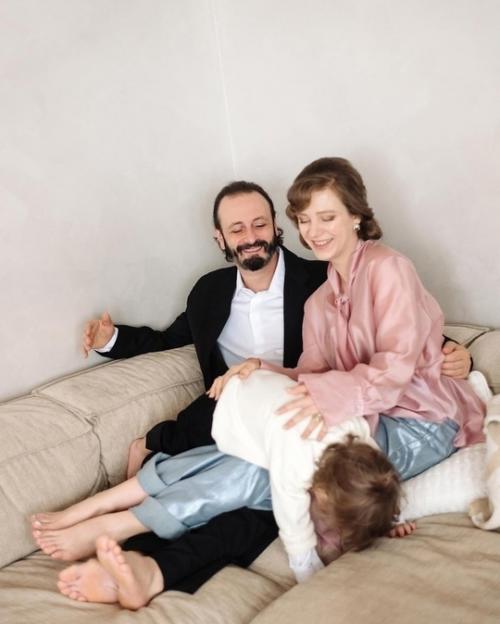 Галина Сергеевна позировала в фотосессии с сыном Львом и мужем Ильей авербухом. 05