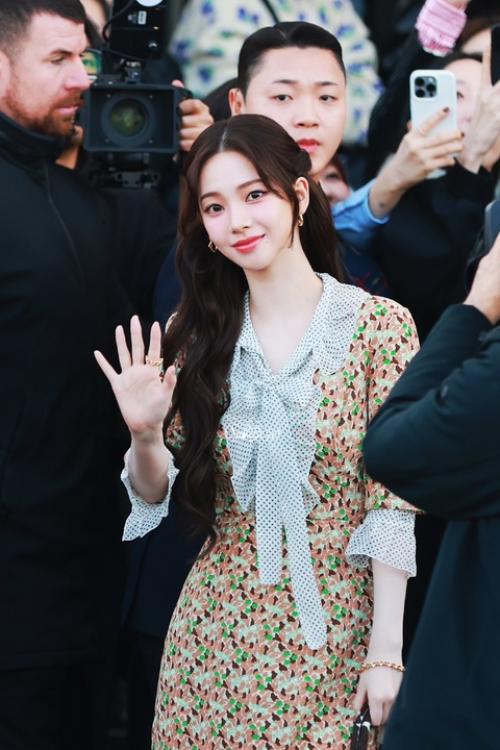 Карина в том же наряде, но с короткими волосами (показ Prada в Милане). 04 Карина в том же наряде, но с короткими волосами (показ Prada в Милане). 04