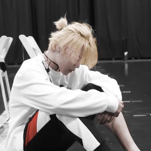 Как смотрятся крутые айдолы с длинными волоса и как с обросшими паклями смотрится этот сопляк из ТХТ. 05