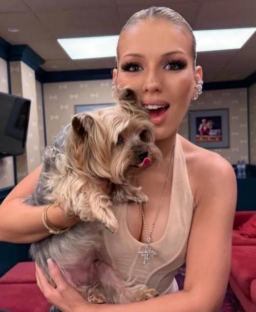 28-Летняя певица Люся чеботина провела фотосессию в знакомом многим телезрителям интерьере. 02