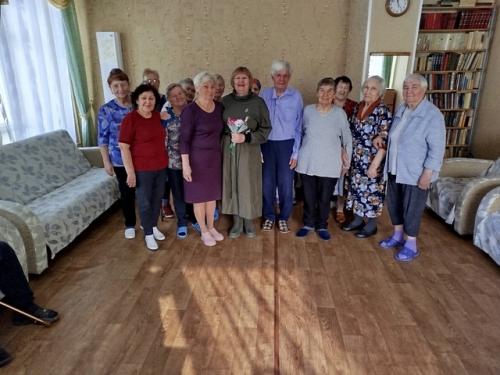 В прекрасный весенний день поздравляли с праздником отдыхающих социального центра. 04