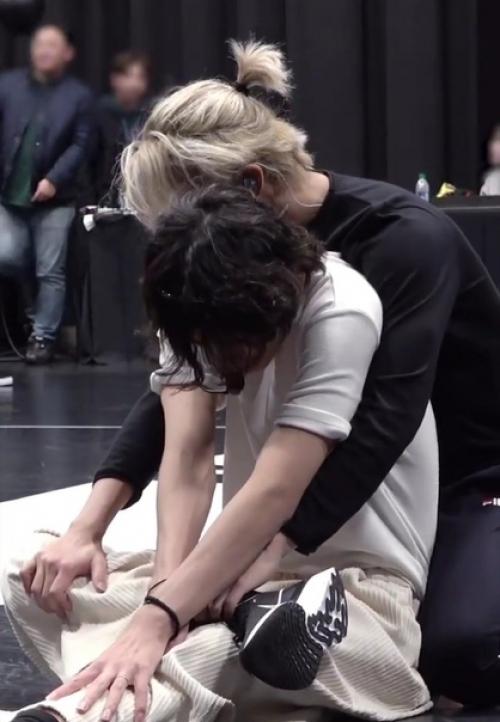 Как смотрятся крутые айдолы с длинными волоса и как с обросшими паклями смотрится этот сопляк из ТХТ. 03