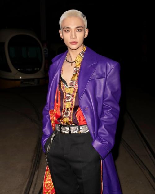 080325: наконец, хёнджин из Stray Kids с Buzzcut участвует в неделе моды. 02 080325: наконец, хёнджин из Stray Kids с Buzzcut участвует в неделе моды. 02