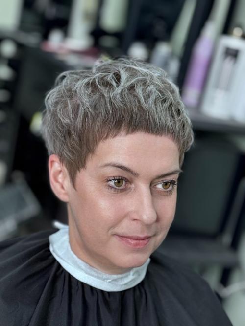 Тот случай когда хочется сверху подлиннее но что бы не лезло на уши. 01