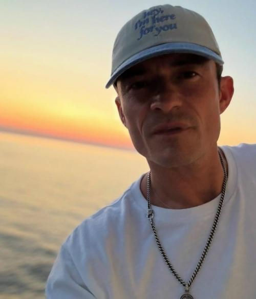 Орландо Блум сыпет соль на рану фанатам и делится фото с совместного отдыха с кэтти Перри и дочкой. 01