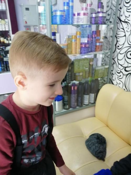 Выбрал модную стрижку, а не классическую. 02