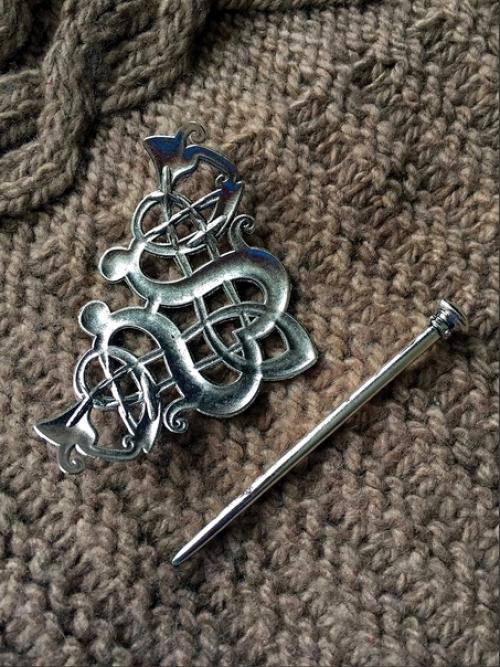 Вечерняя новинка:  Абсолютно очевидно, - перед нами заколка для волос. 01