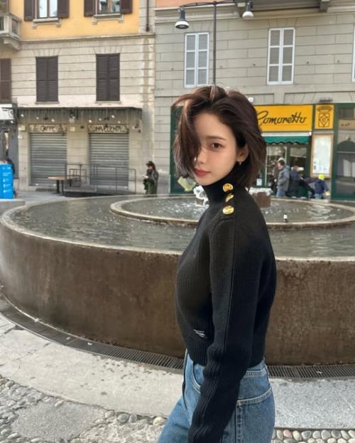 Карина в том же наряде, но с короткими волосами (показ Prada в Милане). 06 Карина в том же наряде, но с короткими волосами (показ Prada в Милане). 06