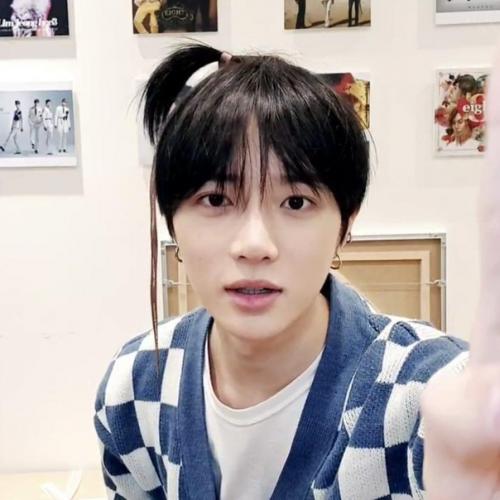 Как смотрятся крутые айдолы с длинными волоса и как с обросшими паклями смотрится этот сопляк из ТХТ. 01