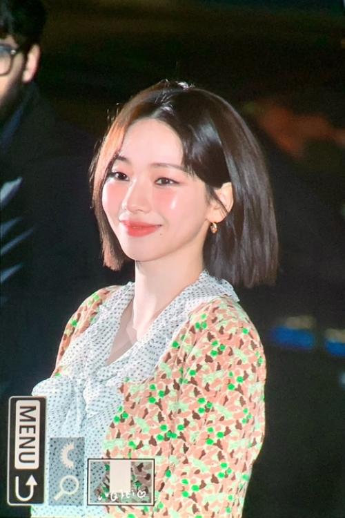 Карина в том же наряде, но с короткими волосами (показ Prada в Милане). 01 Карина в том же наряде, но с короткими волосами (показ Prada в Милане). 01