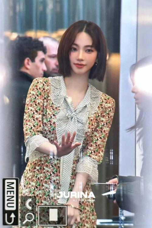 Карина в том же наряде, но с короткими волосами (показ Prada в Милане). 02 Карина в том же наряде, но с короткими волосами (показ Prada в Милане). 02