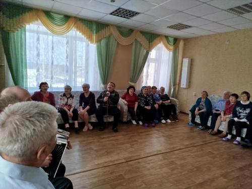 В прекрасный весенний день поздравляли с праздником отдыхающих социального центра. 03