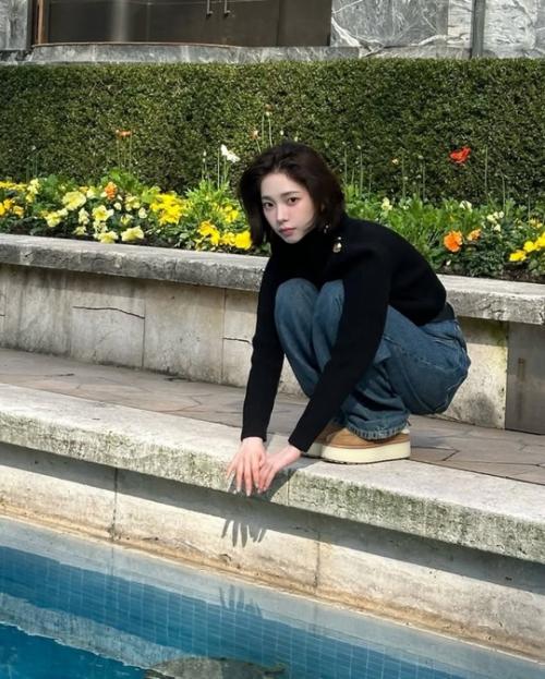 Карина в том же наряде, но с короткими волосами (показ Prada в Милане). 08 Карина в том же наряде, но с короткими волосами (показ Prada в Милане). 08