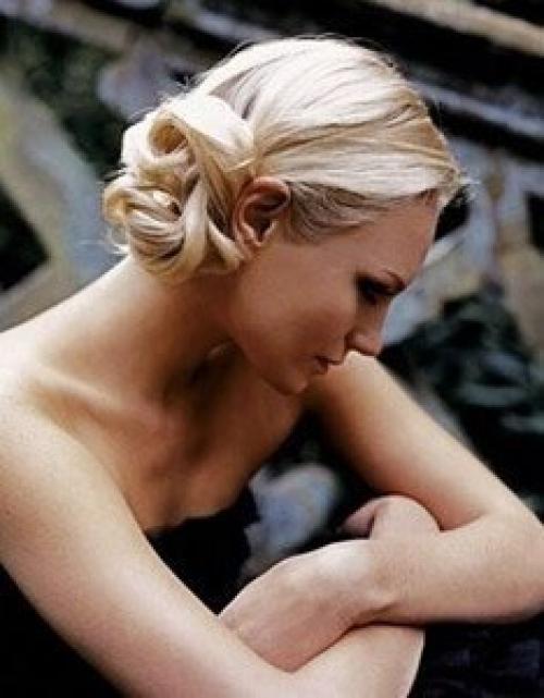 Романтичный пучок.  Такую прическу можно делать как на сухих, так и на влажных волосах. 01