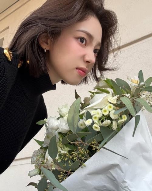 Карина в том же наряде, но с короткими волосами (показ Prada в Милане). 07 Карина в том же наряде, но с короткими волосами (показ Prada в Милане). 07