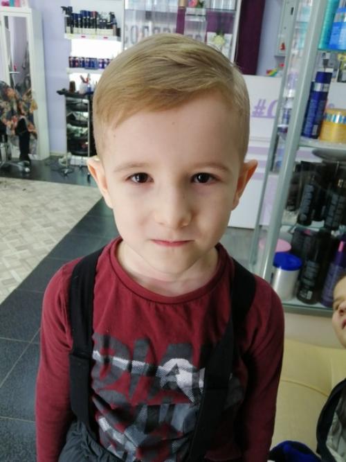 Выбрал модную стрижку, а не классическую. 01