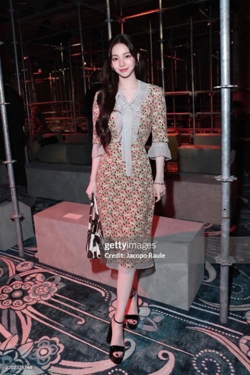 Карина в том же наряде, но с короткими волосами (показ Prada в Милане). 05 Карина в том же наряде, но с короткими волосами (показ Prada в Милане). 05