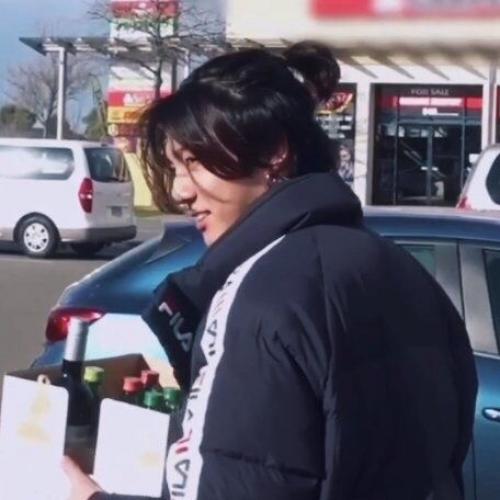 Как смотрятся крутые айдолы с длинными волоса и как с обросшими паклями смотрится этот сопляк из ТХТ. 04