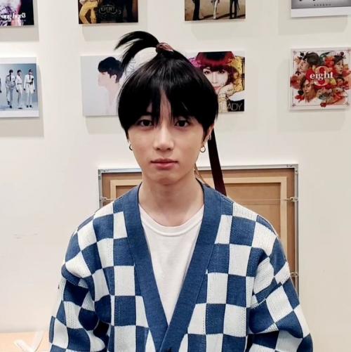 Как смотрятся крутые айдолы с длинными волоса и как с обросшими паклями смотрится этот сопляк из ТХТ. 02