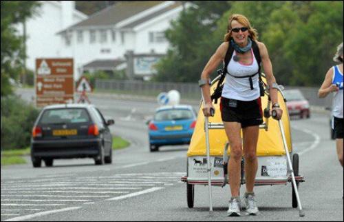 В далеком 2003 году, в свой день 57-летия, рози суэйл поуп отправилась в кругосветное путешествие прихватив с собой рюкзак и тележку. 03 В далеком 2003 году, в свой день 57-летия, рози суэйл поуп отправилась в кругосветное путешествие прихватив с собой рюкзак и тележку. 03