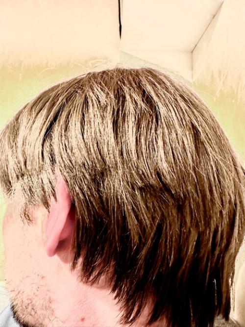 Уважаемые мастера.  Почему у нас сейчас умеют стричь мужчинам только Модные стрижки, где убирается все на висках и шее? 01