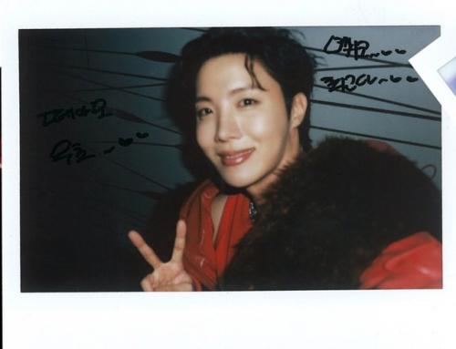 Перевод фотографий Хоби с тура в Сеуле и в северной Америке. 04