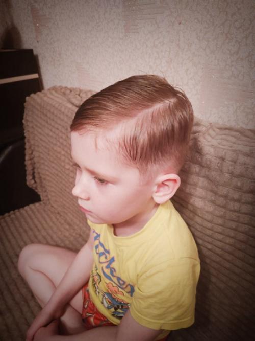 Вот какой малыш - сынишка, симпатичный с модной стрижкой. 01