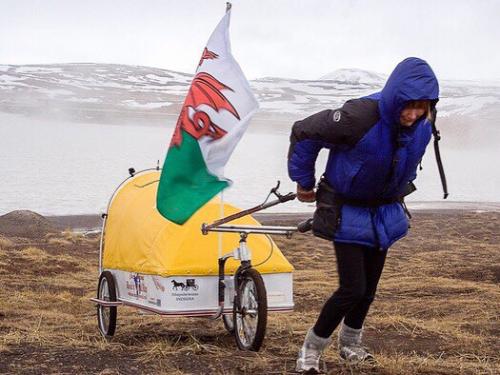 В далеком 2003 году, в свой день 57-летия, рози суэйл поуп отправилась в кругосветное путешествие прихватив с собой рюкзак и тележку. 02 В далеком 2003 году, в свой день 57-летия, рози суэйл поуп отправилась в кругосветное путешествие прихватив с собой рюкзак и тележку. 02