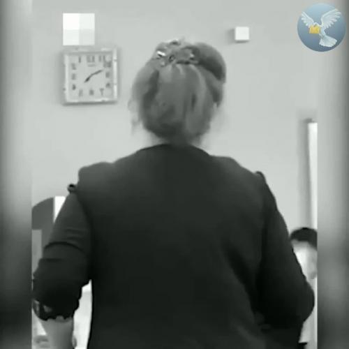 Озверевшая учительница палец ученице из-за своей злости повредила. 01