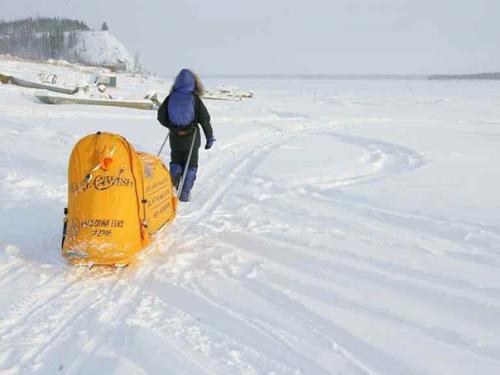 В далеком 2003 году, в свой день 57-летия, рози суэйл поуп отправилась в кругосветное путешествие прихватив с собой рюкзак и тележку. 01 В далеком 2003 году, в свой день 57-летия, рози суэйл поуп отправилась в кругосветное путешествие прихватив с собой рюкзак и тележку. 01