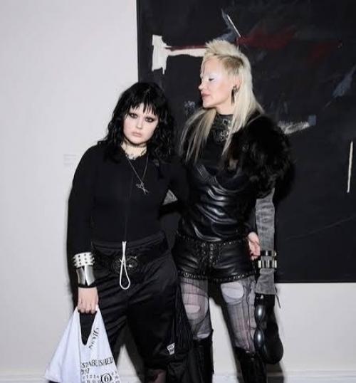 38 лет.  Двое детей. 02