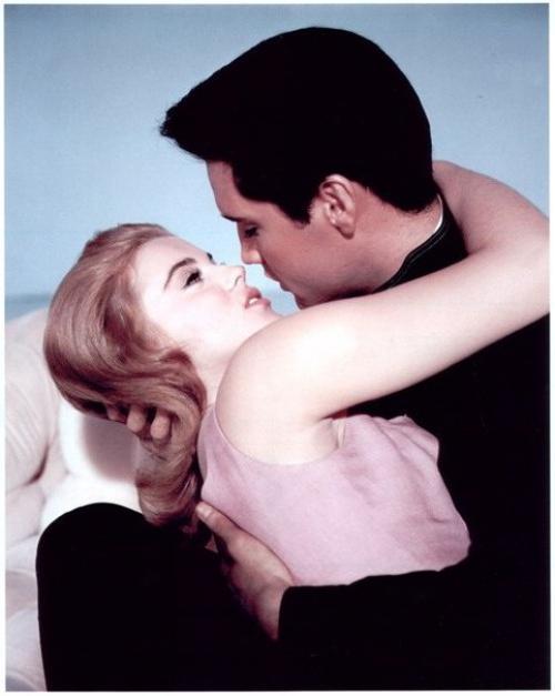 Вчера свой день рождения отмечала Энн Маргрет ольсон, наша любимая расти Мартин из да здравствует Лас-вегас! 02