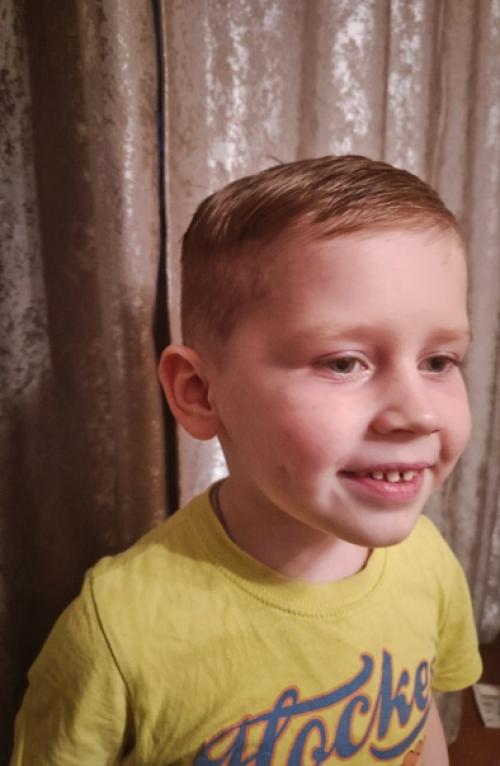 Вот какой малыш - сынишка, симпатичный с модной стрижкой. 02