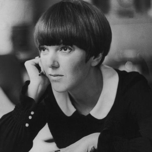 Модные Женщины Носят Одежду, а не Наоборот. 01