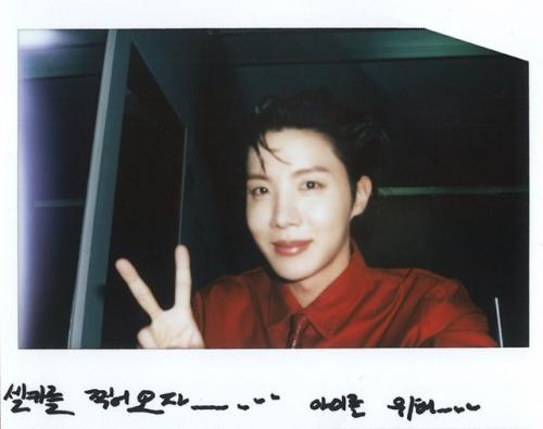 Перевод фотографий Хоби с тура в Сеуле и в северной Америке. 05