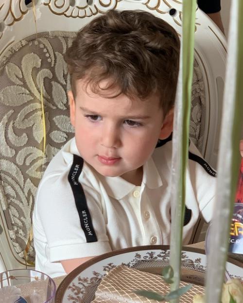 Певица жасмин впервые сына в его день рождения подстригла. 01