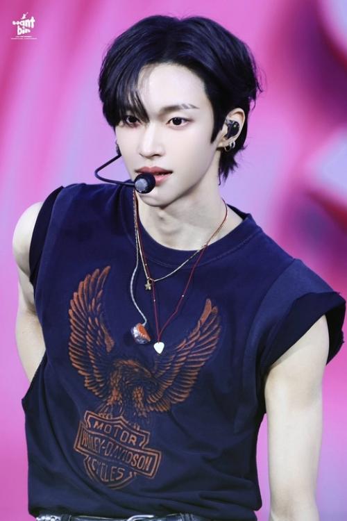 Вонбин из Riize, который постриг свои волосы. 01